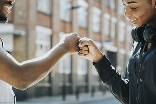 mk体育开云-英超比赛中裁判语调与非语言行为对球员情绪波动的影响，用语言或行为对裁判员