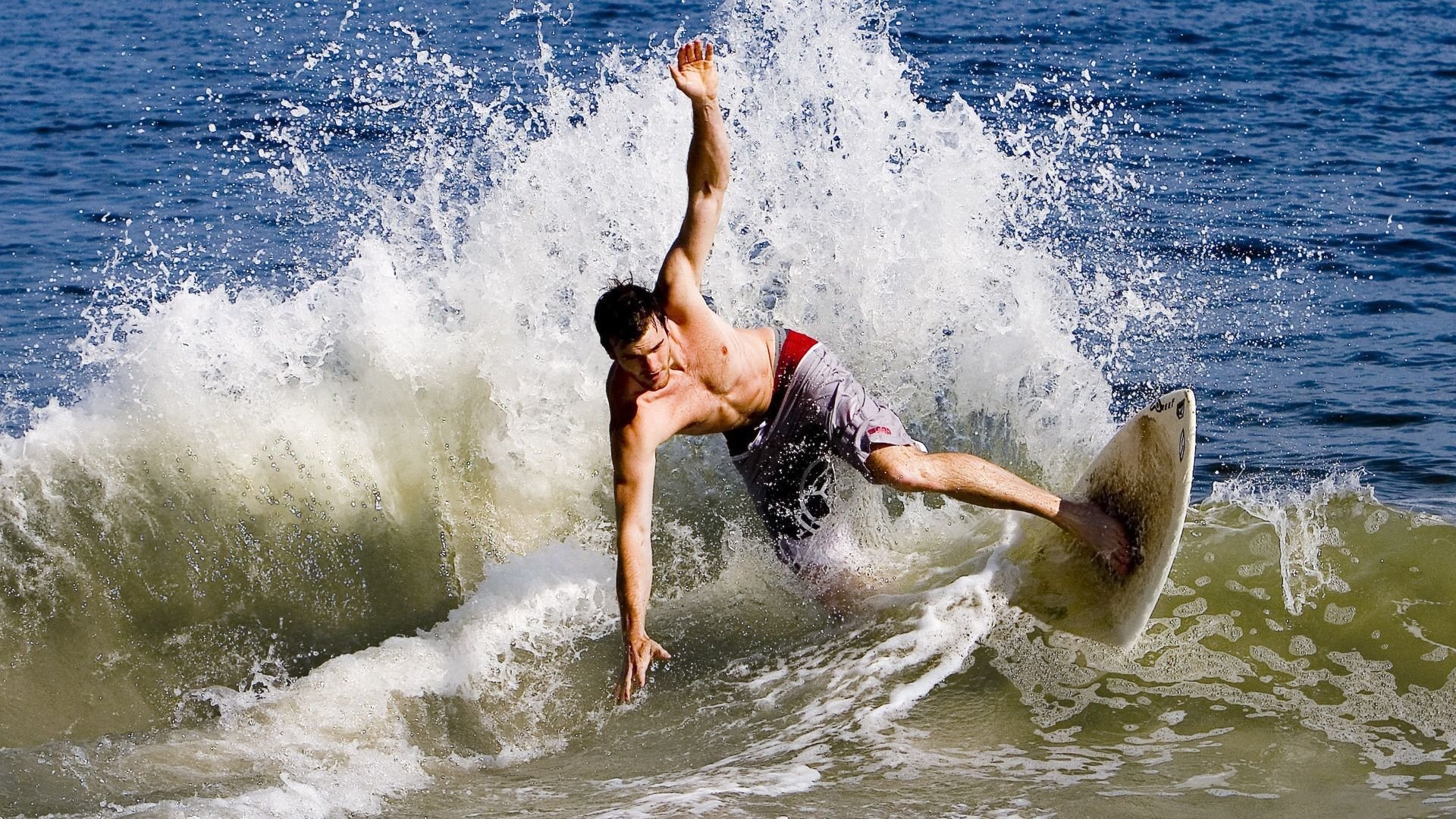 mk体育-“亚戈·卡尔曼的精准控球与远程传球,助美洲狮队制霸世界赛场”